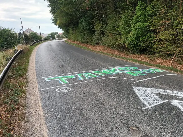 Nápis Tankodrom na vozovce ulice Hlavní