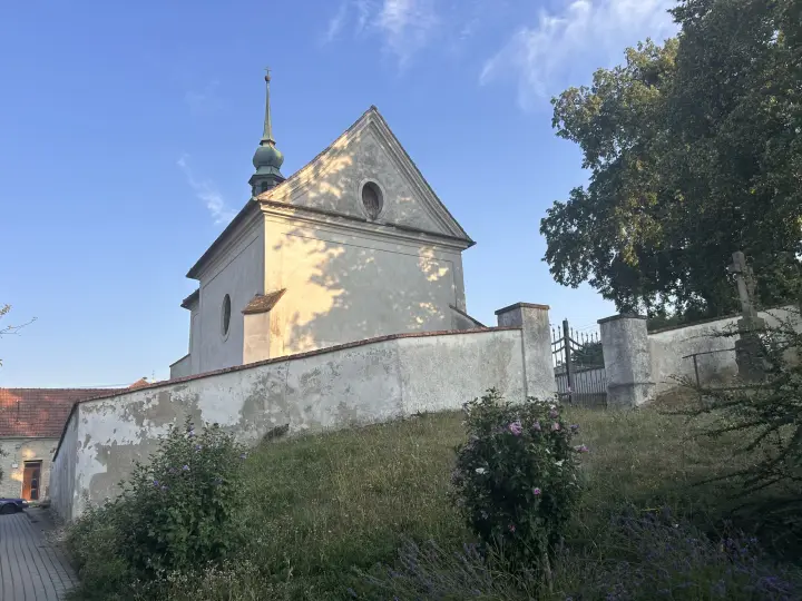 Kostel v Radosticích za zdí