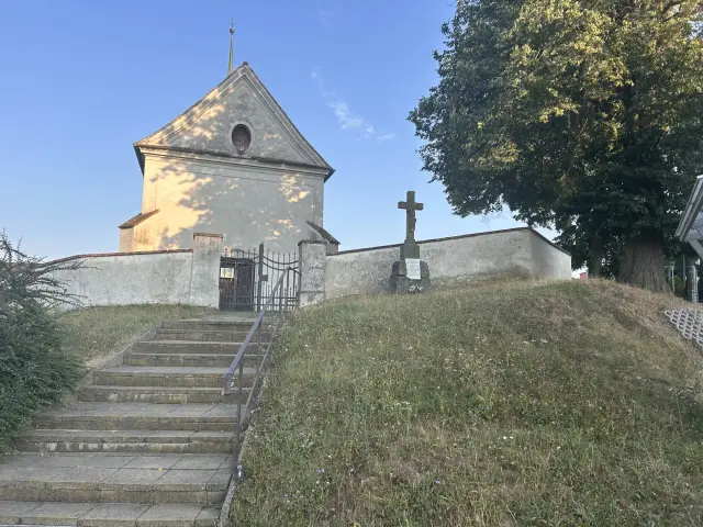 Schody ke kostelu v Radosticích