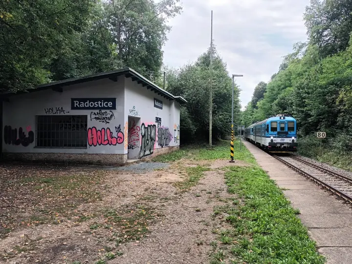 Vlak v zastávce Radostice