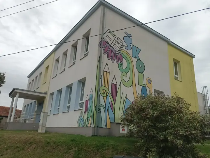 Malba na štítu základní školy v Radosticích