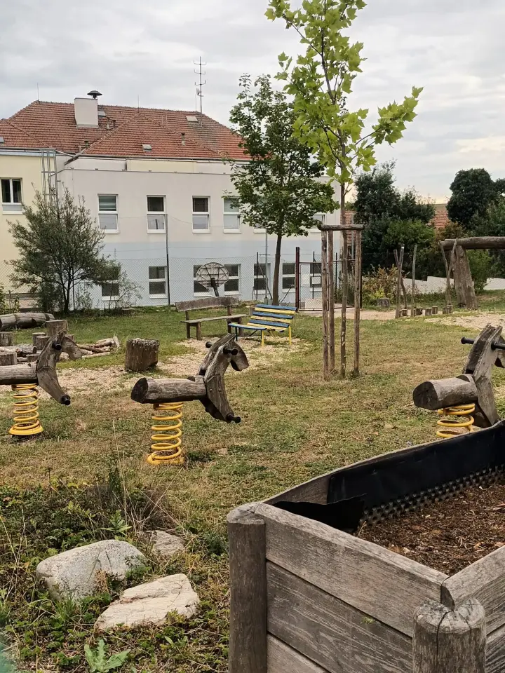 Školní zahrada s dřevěnými hracími prvky